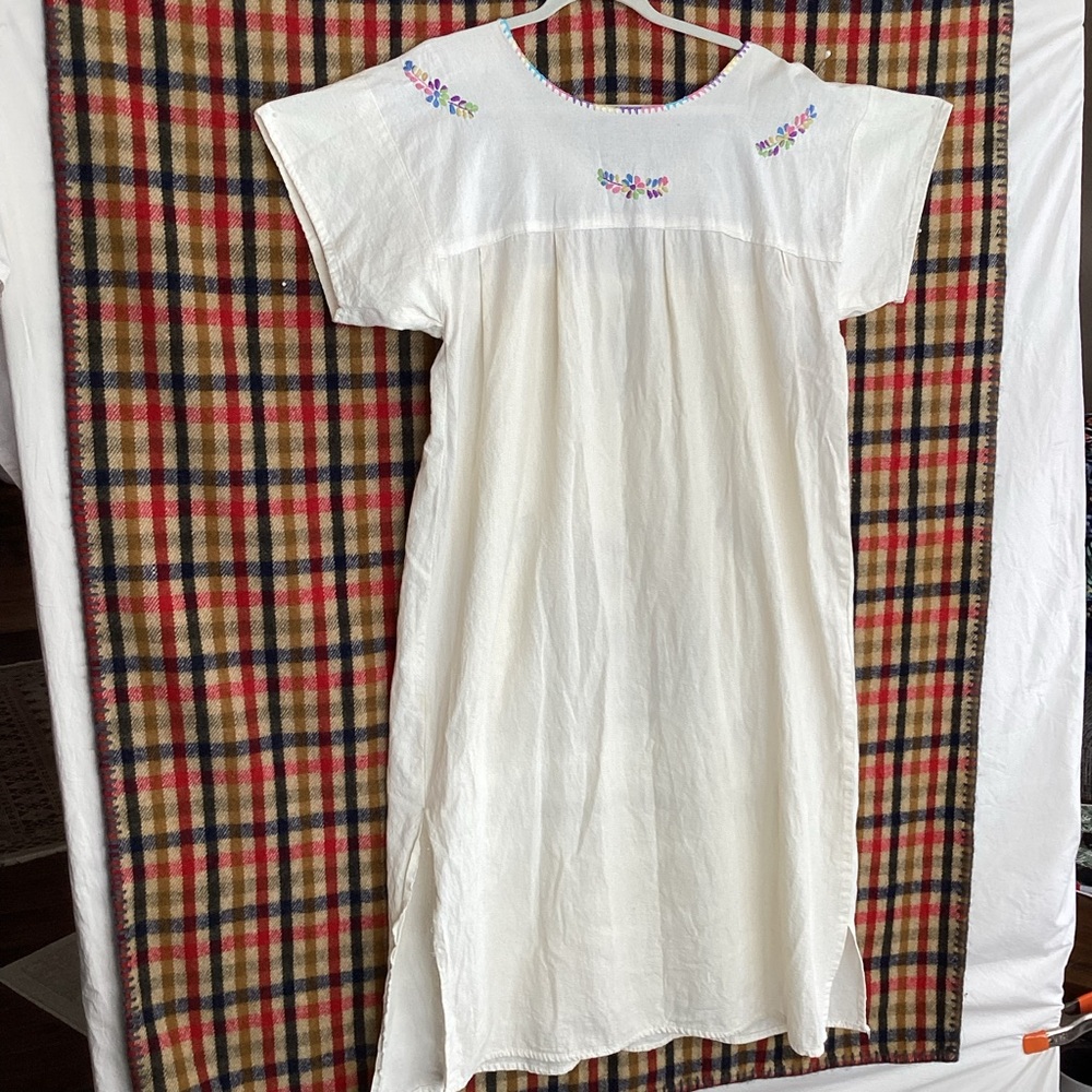 White embroidered Mexican Hispanic huipil dress - Picture 7 of 9